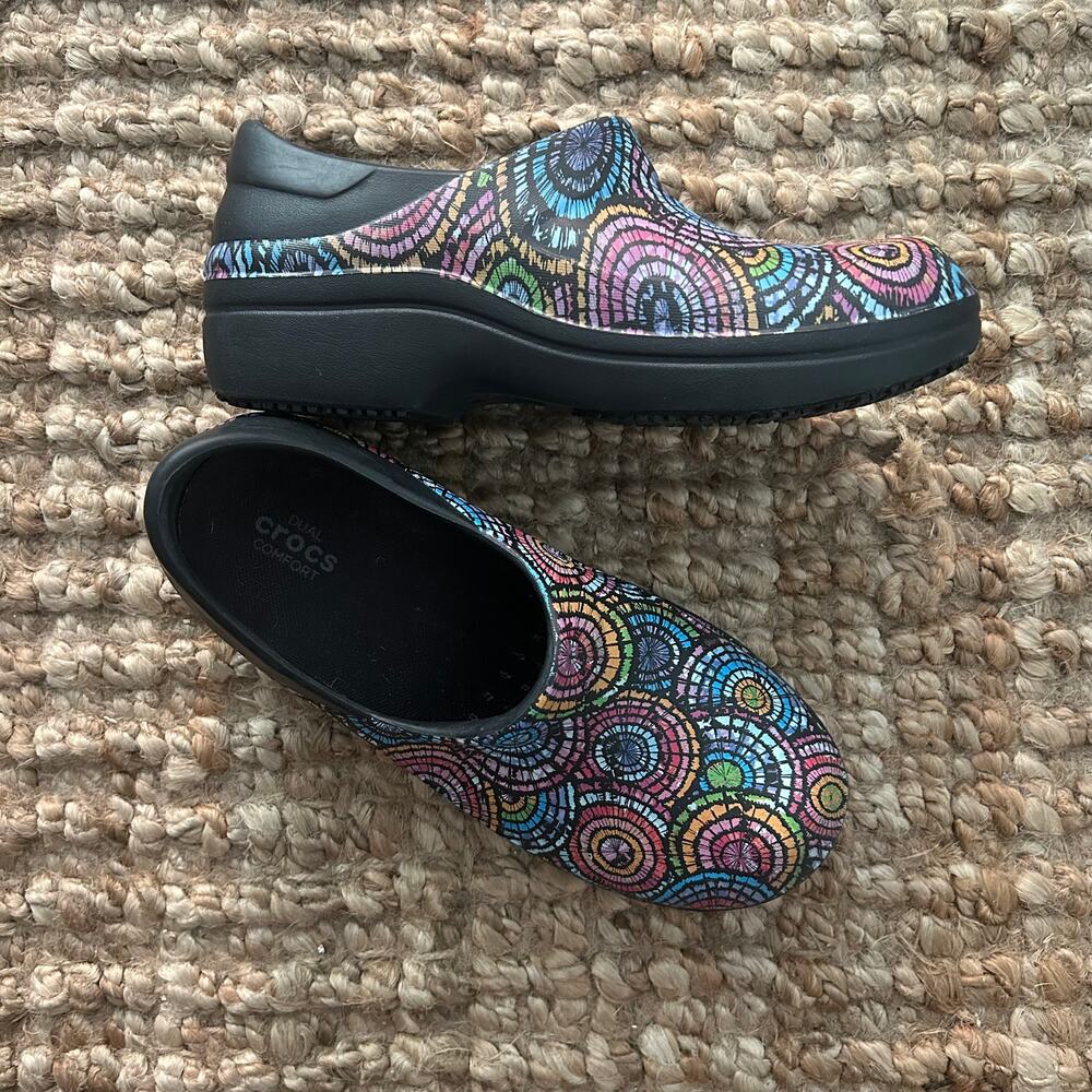 Crocs Work Clogs Women Size 7 Black Abstract Print Slip Resistant Comfort Shoes